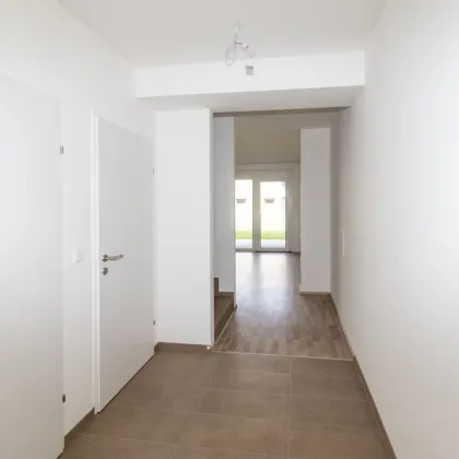 Modernes Erstbezugsreihenhaus mit Loggia und Garten - Bild 3