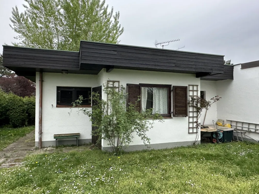 UFERPARZELLE - kleines massives Ferienhäuschen mit privaten Uferbereich auf Pachtgrund - Bild 1