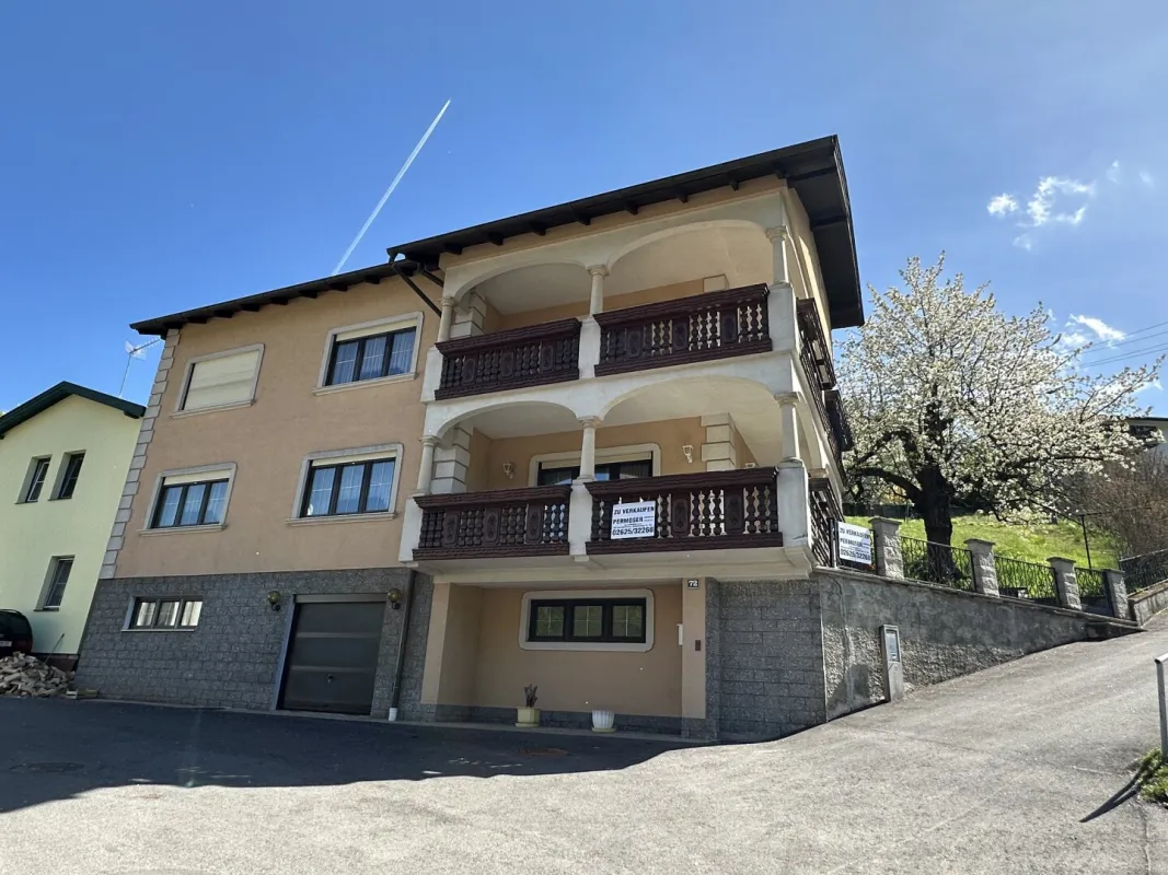 sehr gepflegtes Wohnhaus mit traumhaftem Blick auf die Burg - Bild 1