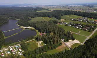BAUTRÄGER aufgepasst! IDEAL für DOPPELHAUSHÄLFTEN in unmittelbarer Nähe zu den Wundschuher Seen! TOP Anbindung! VOLLERSCHLOSSENES und FLACHES BAUGRUNDSTÜCK!