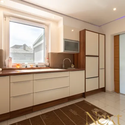 Hochwertiges Einfamilienhaus mit Garage, Pool und gepflegtem Eigengarten in Traun zu verkaufen! - Bild 2