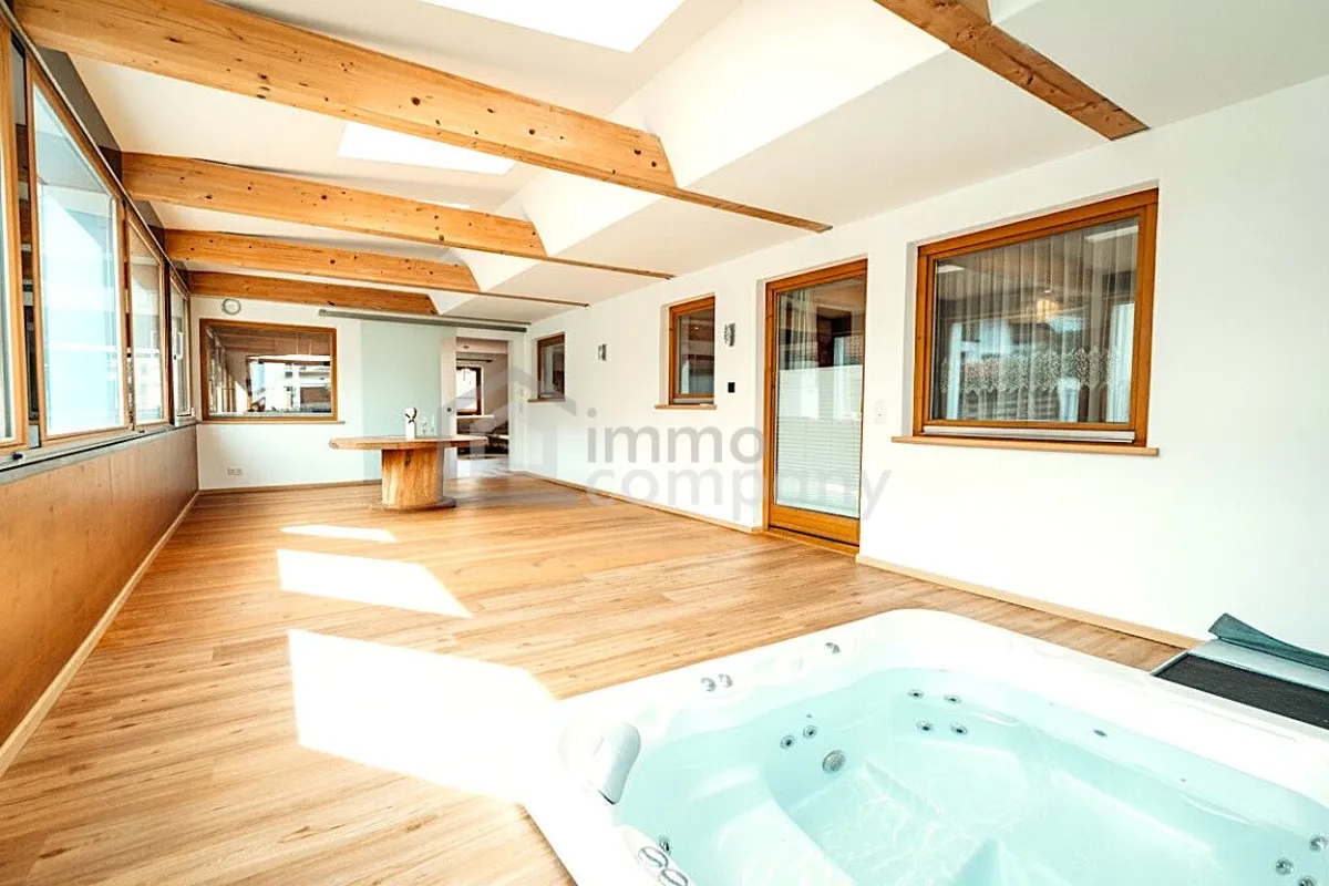 WOHNEN AM SEE - Absolute Rarität in unmittelbarer Seenähe mit Bergblick - 5 Zimmer Erdgeschoßwohnung mit großzügigen Räumlichkeiten und sehr interessanten Kaufpreis - Bild 1