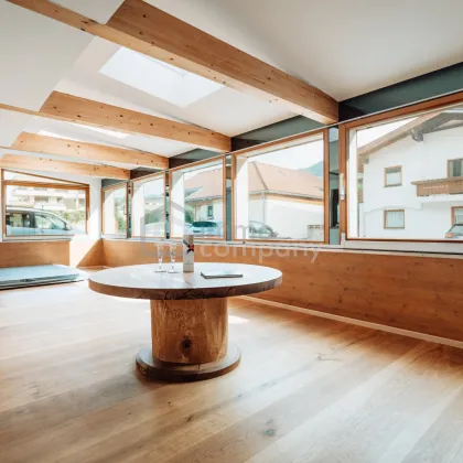 WOHNEN AM SEE - Absolute Rarität in unmittelbarer Seenähe mit Bergblick - 5 Zimmer Erdgeschoßwohnung mit großzügigen Räumlichkeiten und sehr interessanten Kaufpreis - Bild 2