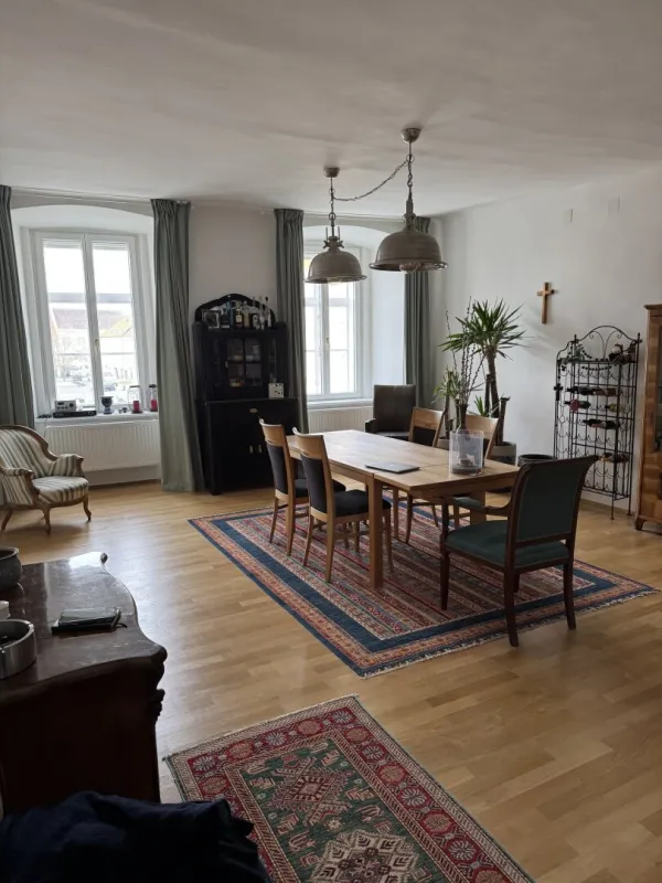 Stilvolles Wohnen in zentraler Lage - Altbau - Bild 1