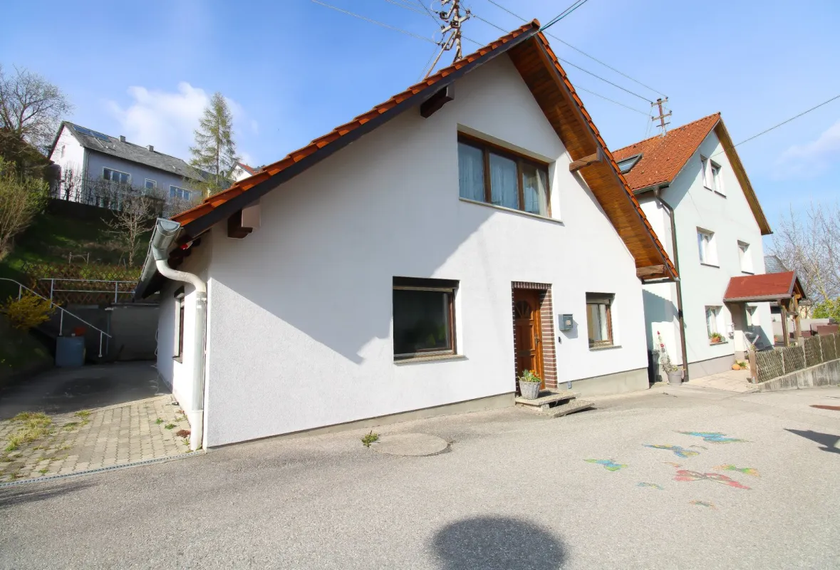Charmantes Einfamilienhaus inkl. großzügigem Garten - Wolfsegg am Hausruck! - Bild 1