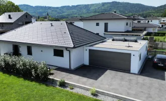 Neuwertiger Hartl Haus Bungalow in Aurach am Hongar: 4 Zimmer, Garage & viel Platz !