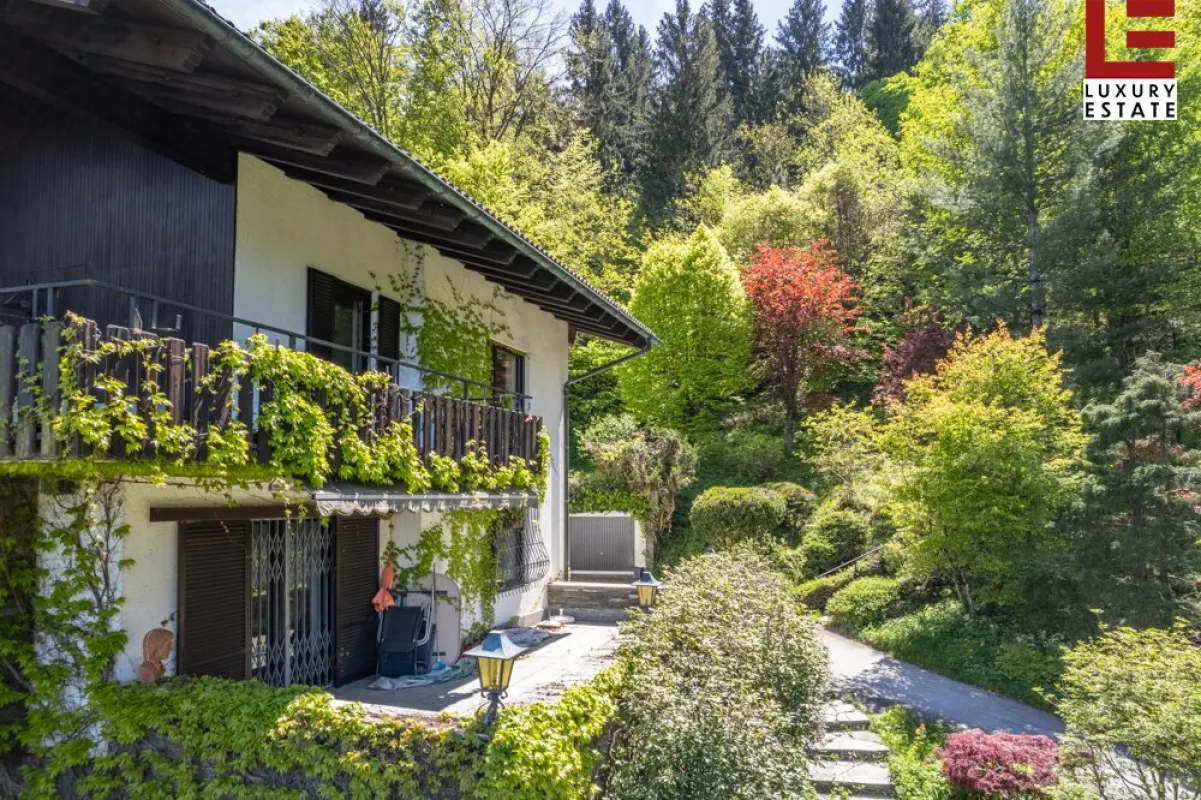 Panorama-Landhaus über der Bucht mit Badeplatz-Option & Baulandreserve - Bild 1