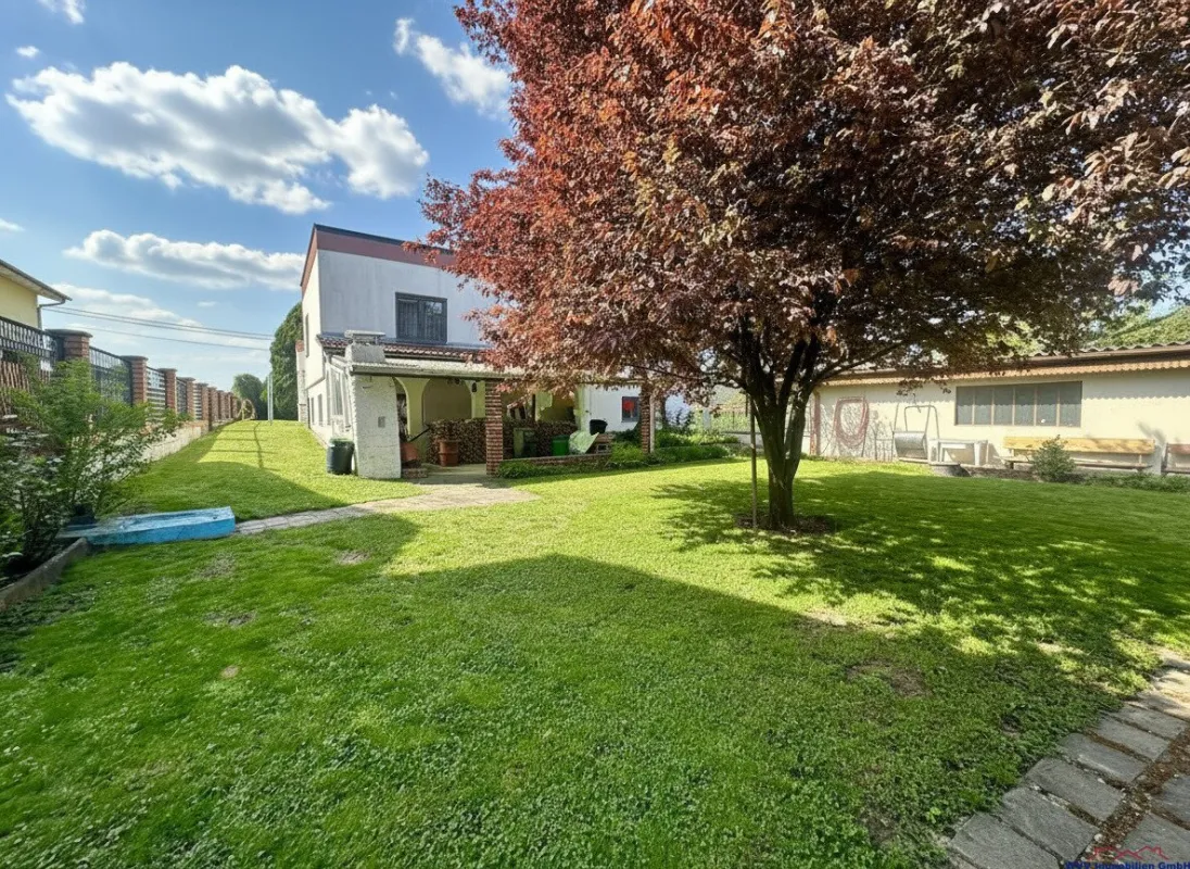 Großzügiges Einfamilienhaus mit unverbaubarem Fernblick und Profiwerkstatt in Neuessling - Bild 1