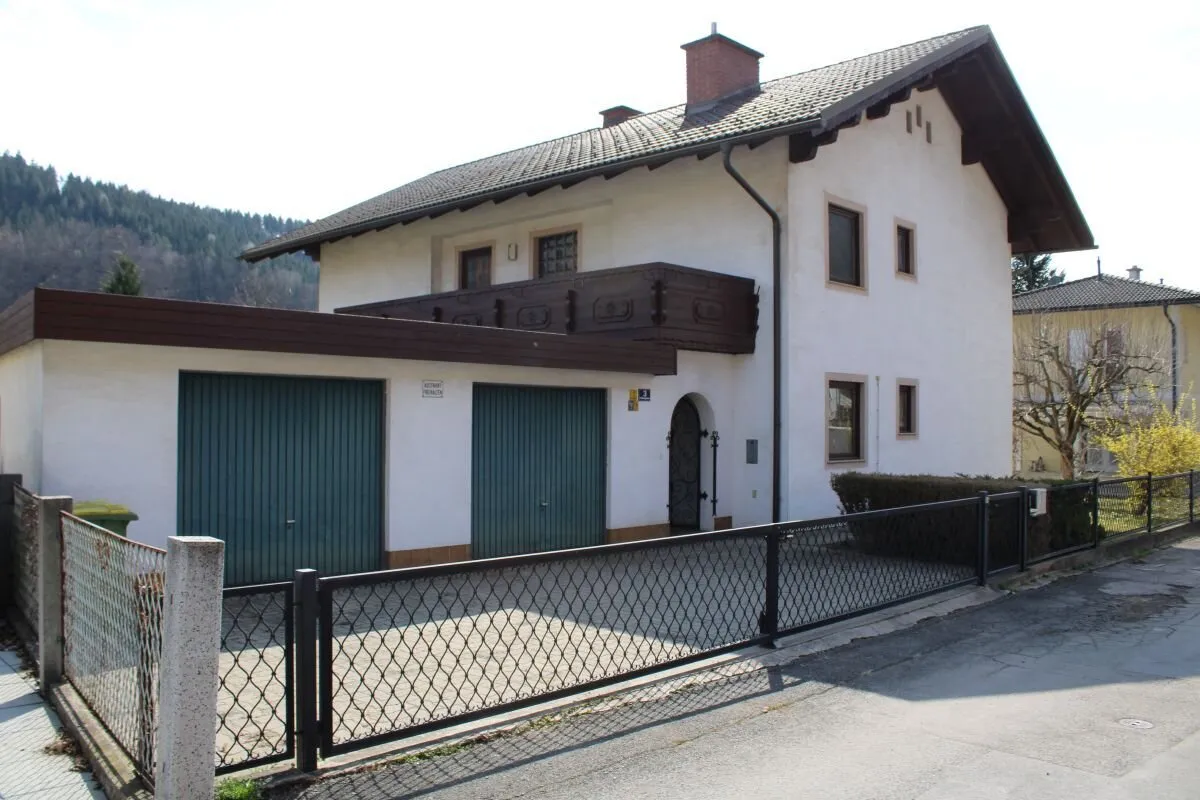 Großzügiges Ein- / Zweifamilienhaus in Top Zustand mit Terrasse, 2 Balkonen und 2 Garagen - Bild 1