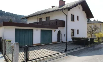 Großzügiges Ein- / Zweifamilienhaus in Top Zustand mit Terrasse, 2 Balkonen und 2 Garagen