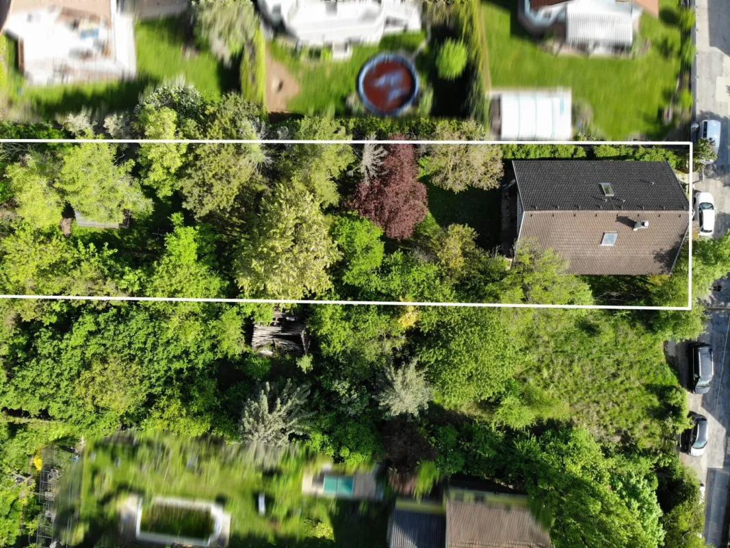 Ebenes Grundstück in ruhiger Sackgasse | sanierungsbedürftiges Einfamilienhaus mit idyllischer Garten | rd. 180 m² verbaubar - Bild 1