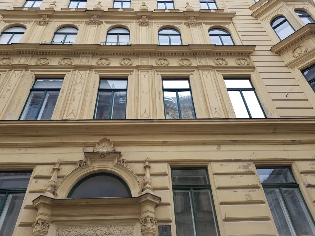 Gekühlter Stil-Altbau bei der Votivkirche - Bild 1