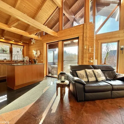TRAUMHOLZHAUS – Stilvolles Wohnen mit Galerie-Schlafzimmer und malerischer Aussicht - Bild 2