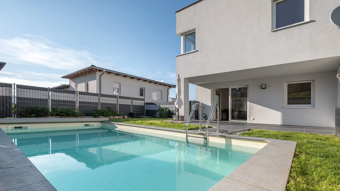 BAUMGARTEN BEI LINZ. ANSPRECHENDE DOPPELHAUSHÄLFTE MIT POOL. - Bild 1