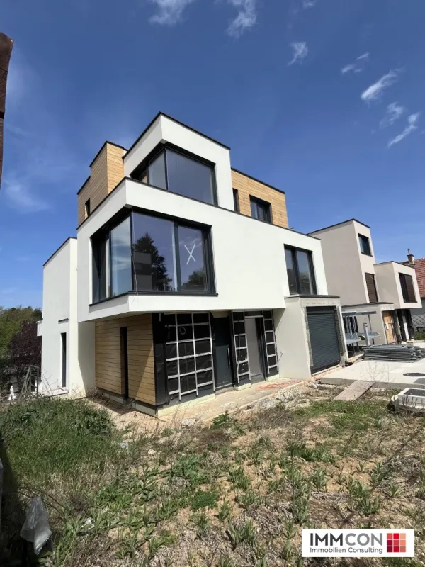 GROSSZÜGIGE, MODERNE LUXUSVILLA MIT LIFT UND POOL IN RUHIGER SONNENLAGE! - Bild 1