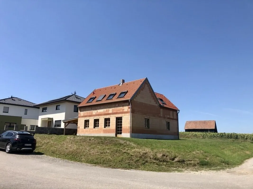 Rohbau-Haus, schön und ruhig gelegen - vollenden Sie Ihren Wohntraum - Bild 1