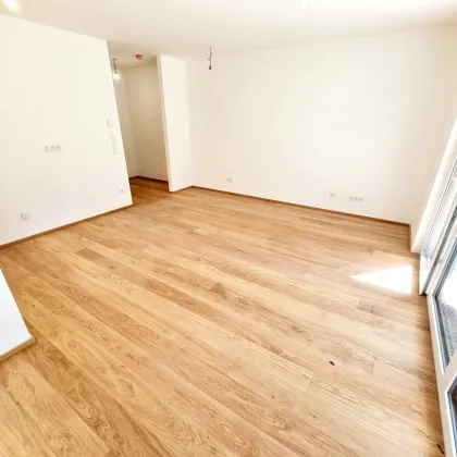 Viel Terrasse, viel Sonne, viel Freude! Perfektes Investment! Erstbezug - TOP Neubauwohnung mit hofseitiger Gartenterrasse! Blick ins Grüne + Komplette Ruhelage + Energieeffizienz + Perfekte Anbindung und Nahversorgung! Jetzt zugfreifen! - Bild 2