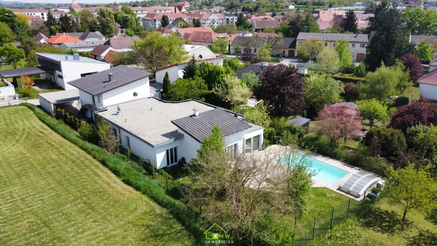 Exklusive Immobilie im italienischen Stil: Traumhafter Bungalow mit Pool in ruhiger Sackgassenlage - Bild 1