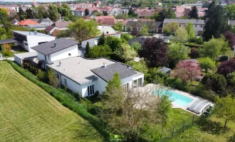 Exklusive Immobilie im italienischen Stil: Traumhafter Bungalow mit Pool in ruhiger Sackgassenlage