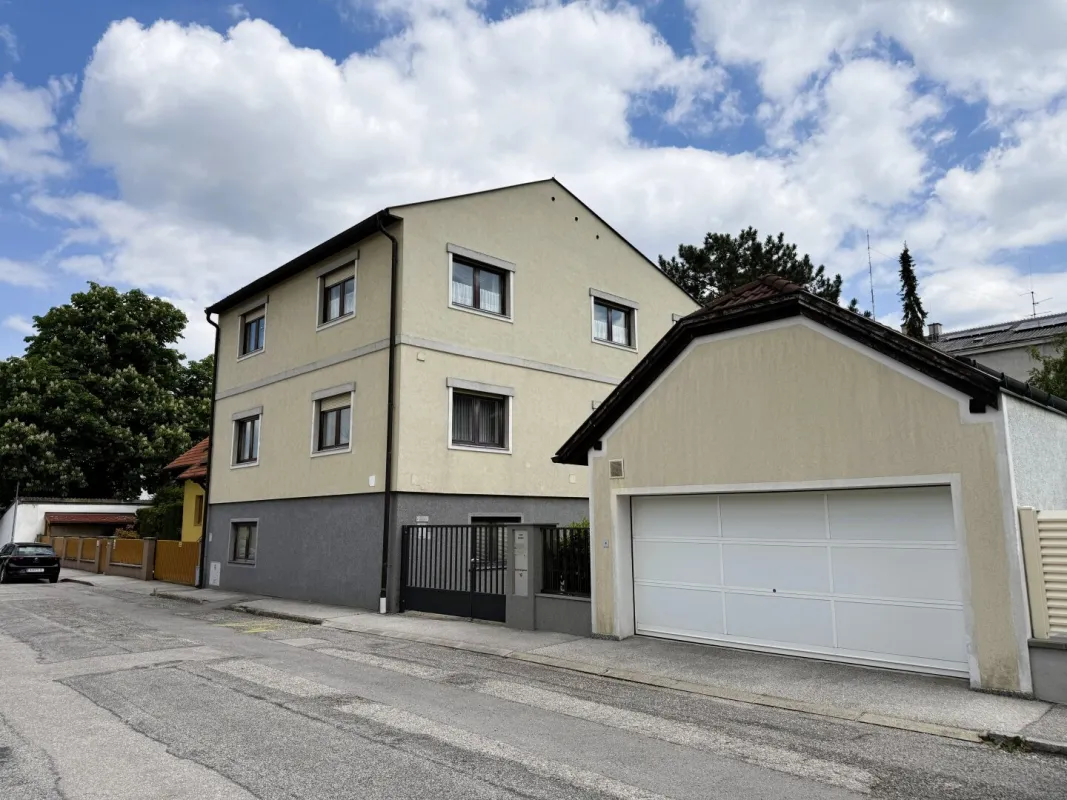 Großzügiges Wohnhaus mit 2 Wohneinheiten und Garage mit Platz für 4 Fahrzeuge im beliebten Zehnerviertel zu verkaufen - Bild 1