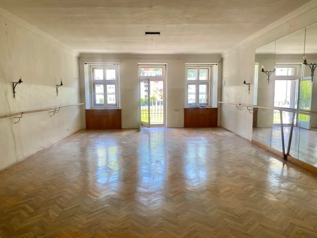 MITTEN IN DER ALTSTADT: SALON MIT SALZACHBLICK - 5-Zimmer-Altbau-Etage mit besonderem Charme - Bild 1