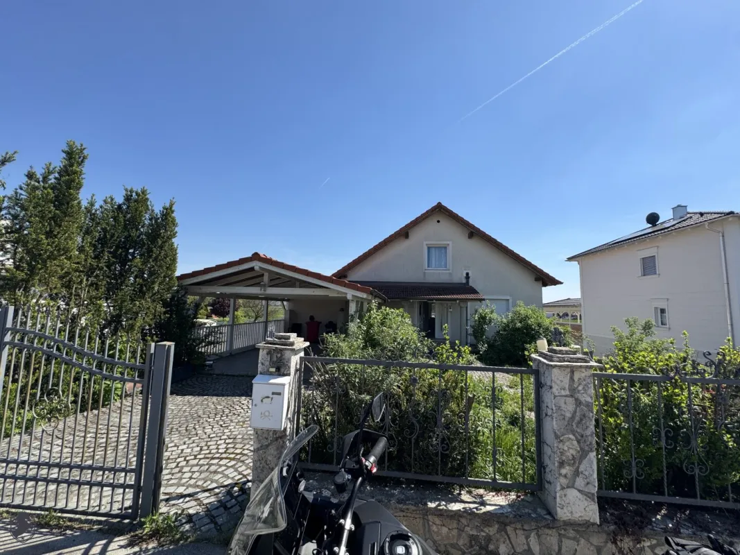 Außergewöhnliches Einfamilienhaus mit zwei Wohneinheiten, Garten und Gästehaus – am Ortsrand im Grünen und dennoch stadtnah - Bild 1