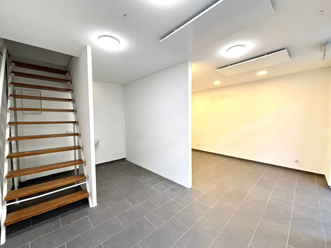 1130! Kleines Geschäftslokal mit strassenseitigem Schaufenster nahe Altgasse! - Bild 1
