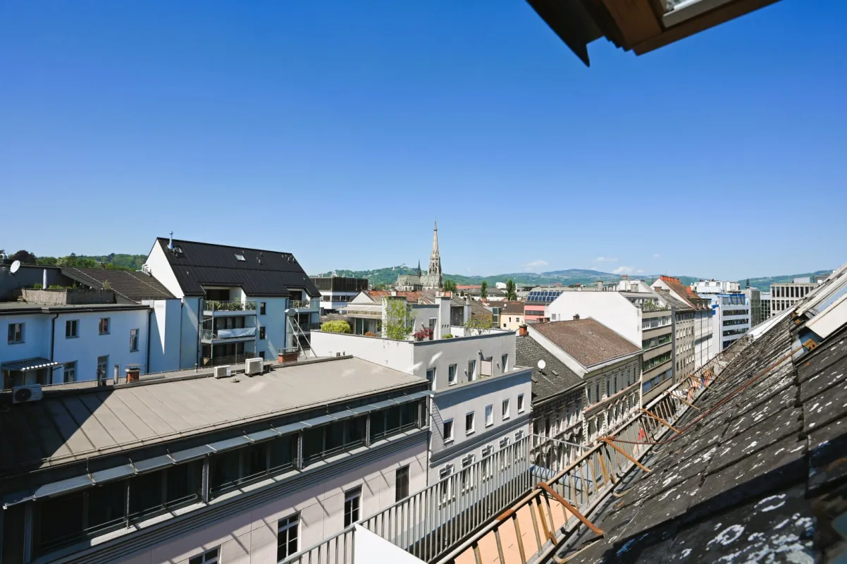 Über den Dächern von Linz – Geräumige 3-Zimmer-Dachgeschosswohnung mit Charme, Ausblick & viel Licht - Bild 1