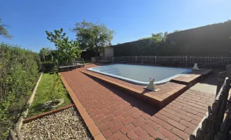 Charmantes Einfamilienhaus + 1000 m² Grundstücksfl. + Kamin + beheizter Swimming Pool + Klimaanlage + Zwei Küchen + 6 Zimmer + Garage + Bahnhof in der Nähe