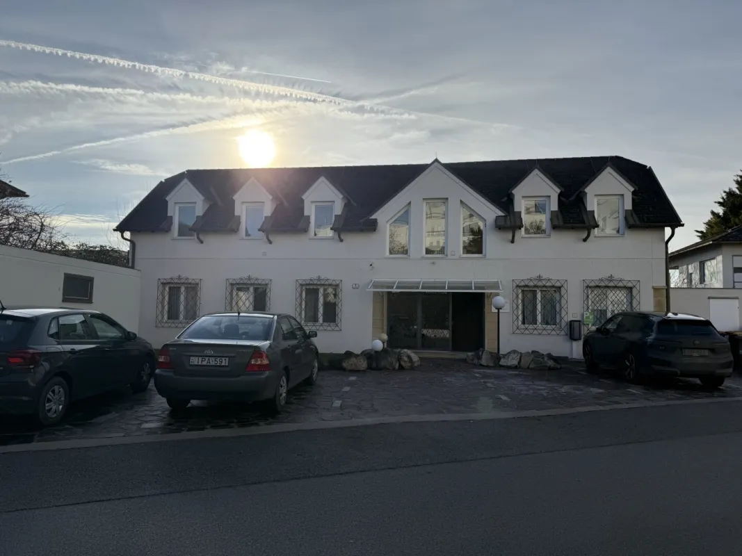 ca. 100 m² repräsentative Büroräumlichkeiten in Zentrumsnähe mit Parkplätzen zu vermieten - Bild 1
