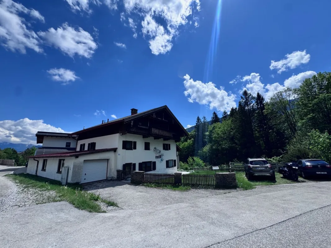 Sanierungsbedürftiges Gästehaus (Frühstückspension) in traumhafter Sonnenlage von Eben am Achensee zu kaufen - Bild 1