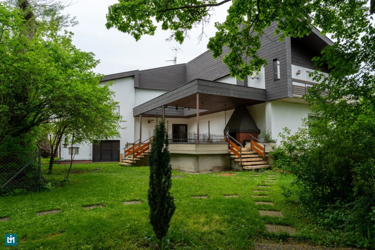Ruhelage in einer der besten Wohngegenden Wiener Neustadts - Architektenvilla mit großem Garten, Sauna & Kamin - Bild 1