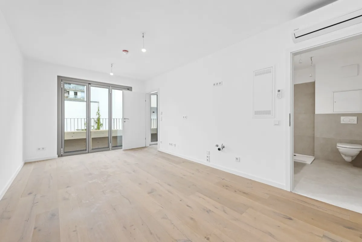 KOMPAKTE 2-ZIMMER WOHNUNG MIT GESIMSE UND BLUMENTRÖGEN - Bild 1
