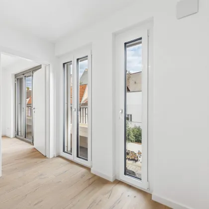KOMPAKTE 2-ZIMMER WOHNUNG MIT GESIMSE UND BLUMENTRÖGEN - Bild 3