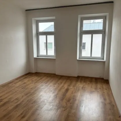 Handwerkerbedürftige 3 Zimmer Wohnung mit Blick auf die Alpengasse - 2 Eingänge möglich!! - Bild 2