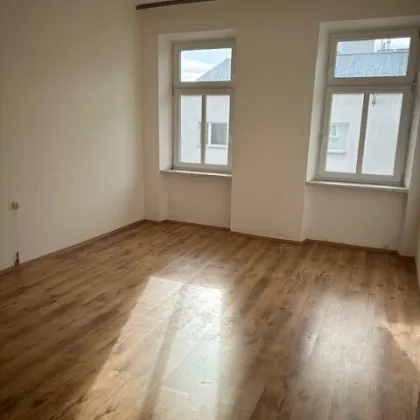 Handwerkerbedürftige 3 Zimmer Wohnung mit Blick auf die Alpengasse - 2 Eingänge möglich!! - Bild 3