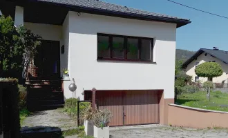 Eine reizende 2-Zimmer-Wohnung mit ca. 51 m², dazu ein Garten mit ca. 30 m² und einen PKW– Stellplatz in einem Zweifamilienhaus.