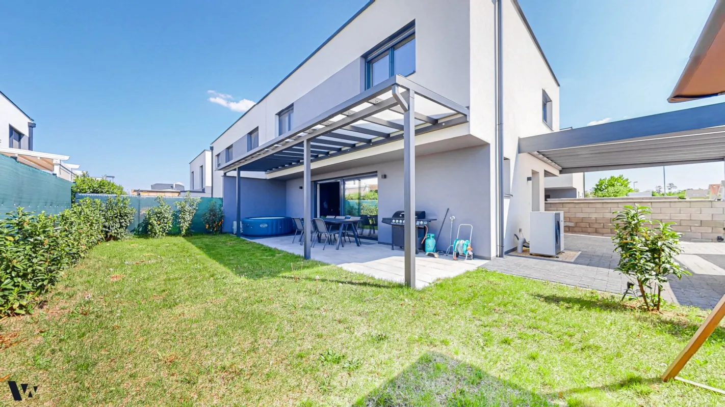 STILVOLLE DOPPELHAUSHÄLFTE MIT GARTEN IN STRASSHOF - Bild 1