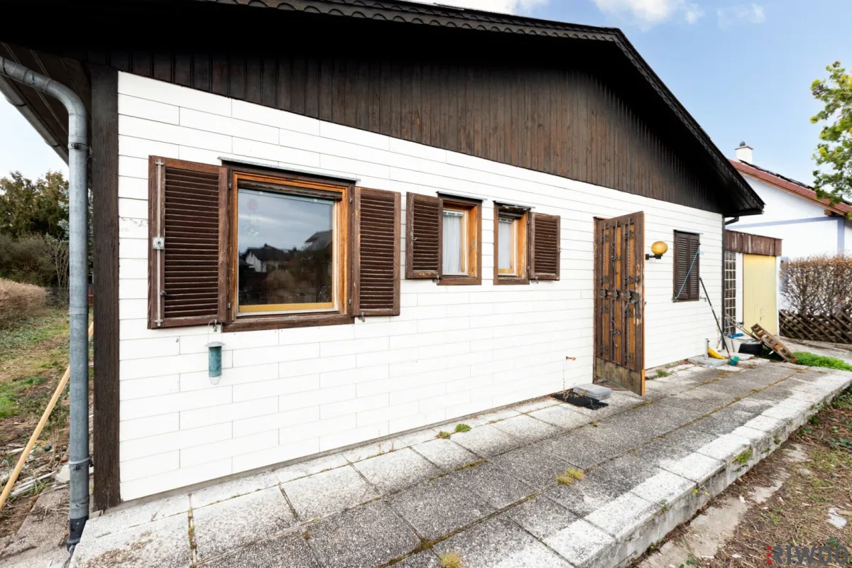 ENTZÜCKENDES WEEKENDHAUS ODER BAUGRUND II SANIERUNGSBEDÜRFTIG II VIEL POTENZIAL II SCHÖNER GARTEN II GARAGE II RUHIGE SIEDLUNGSLAGE II NÄHE FELIXDORF - Bild 1