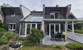 Moderne Designer-Haushälfte mit sonnendurchfluteter Galerie.