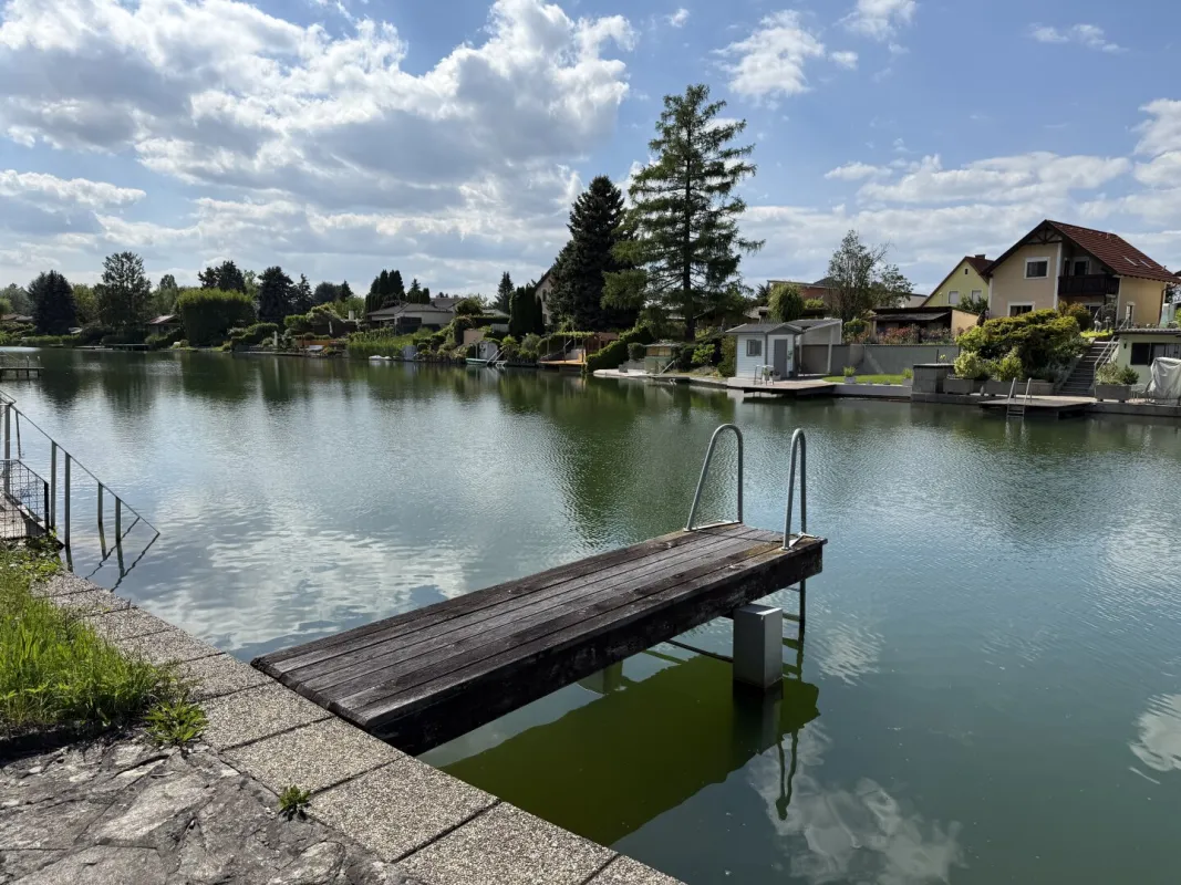 UFERPARZELLE - Traumhaftes Ferienhaus am Ladislaus See in Steinbrunn – Direkt am Wasser mit privatem Uferzugang & Zusatzgrundstück - Bild 1