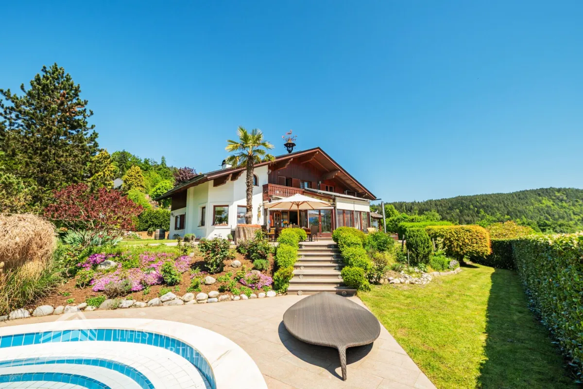 Prachtvolle Villa mit Pool und Garten mit Blick auf den Wörthersee und die mächtigen Karawanken - Bild 1