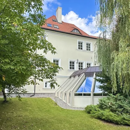 Riesige Familienvilla mit Poolhalle auf Gartenebene mit großer Garage - Bild 3