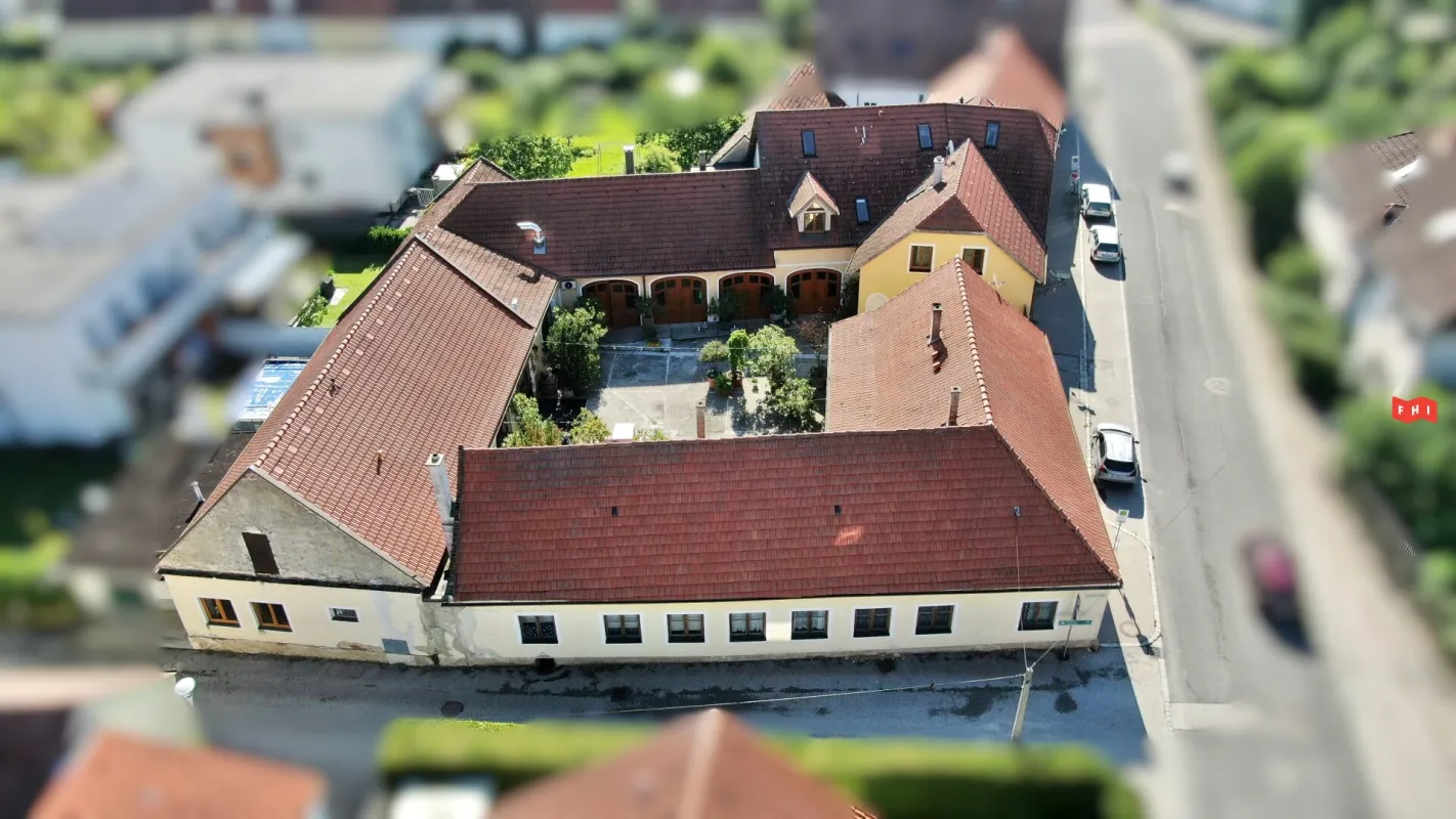 Tradititioneller Vierkanthof mit 2 Wohnhäusern, Heurigenlokal & Hofladen Nähe Stift Göttweig bei Krems - Bild 1