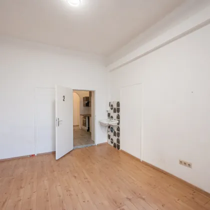 **Hannovermarkt** Renovation Opportunity: Charming 3-Room Period Apartment with Balcony and Airbnb Potential - Bild 3