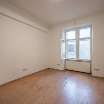 **Hannovermarkt** Renovation Opportunity: Charming 3-Room Period Apartment with Balcony and Airbnb Potential - Bild 2
