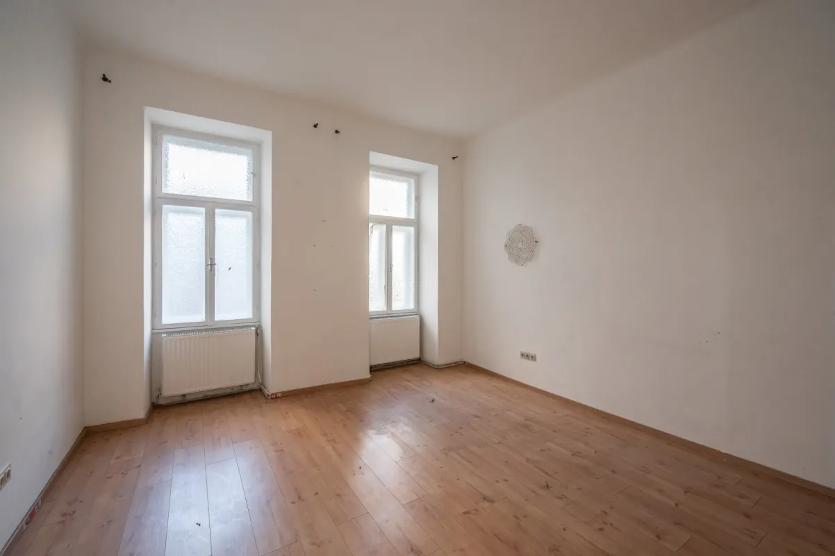 **Hannovermarkt** Renovation Opportunity: Charming 3-Room Period Apartment with Balcony and Airbnb Potential - Bild 1