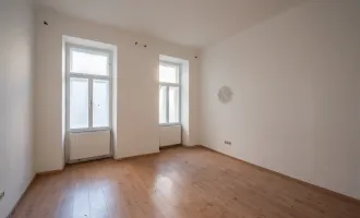 **Hannovermarkt** Renovation Opportunity: Charming 3-Room Period Apartment with Balcony and Airbnb Potential