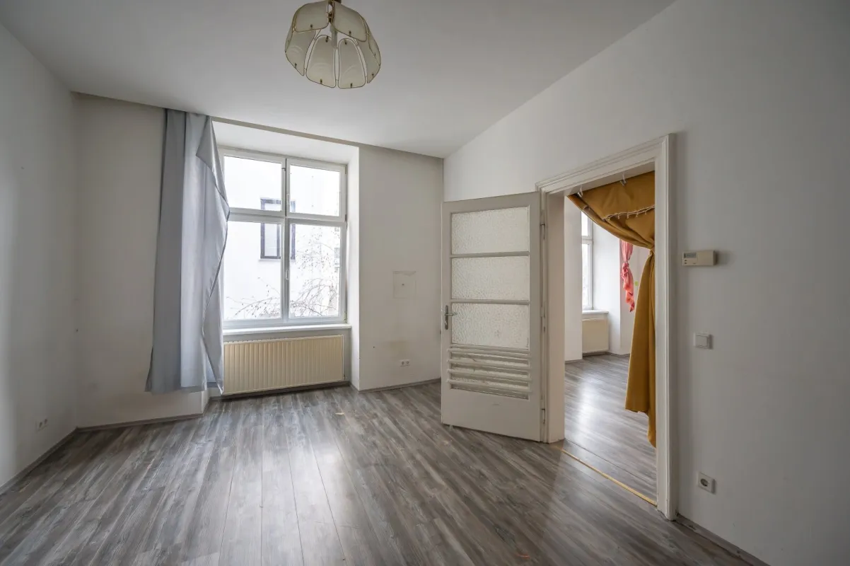 **Hannovermarkt** Renovation Opportunity: 3-Room Period Apartment with Approved Balcony – Airbnb Suitable - Bild 1