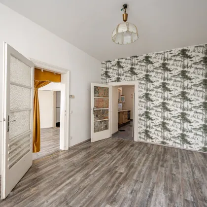 **Hannovermarkt** Renovation Opportunity: 3-Room Period Apartment with Approved Balcony – Airbnb Suitable - Bild 3